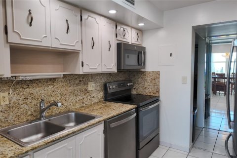 Condo in Hallandale Beach, Florida, 2 bedrooms  № 2086024 - photo 4