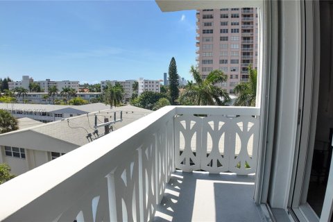 Condo in Hallandale Beach, Florida, 2 bedrooms  № 2086024 - photo 15