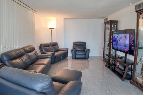 Condo in Hallandale Beach, Florida, 2 bedrooms  № 2086024 - photo 11