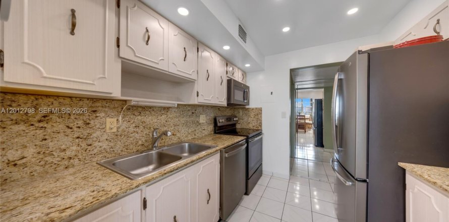 Condo in Hallandale Beach, Florida, 2 bedrooms  № 2086024