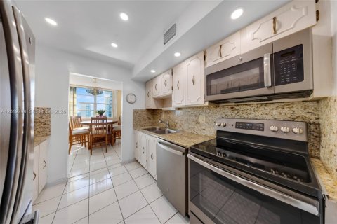 Condo in Hallandale Beach, Florida, 2 bedrooms  № 2086024 - photo 2