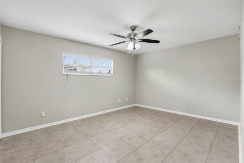 House in Brandon, Florida 4 bedrooms, 146.14 sq.m. № 2339041 - photo 8