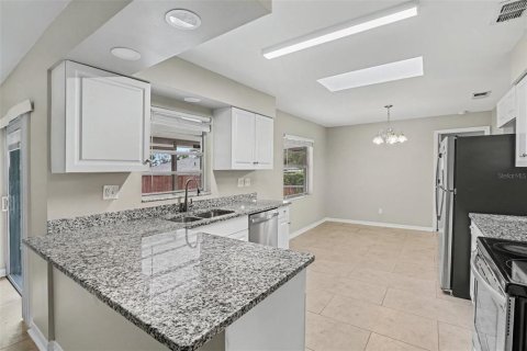 House in Brandon, Florida 4 bedrooms, 146.14 sq.m. № 2339041 - photo 6