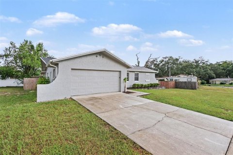 House in Brandon, Florida 4 bedrooms, 146.14 sq.m. № 2339041 - photo 2
