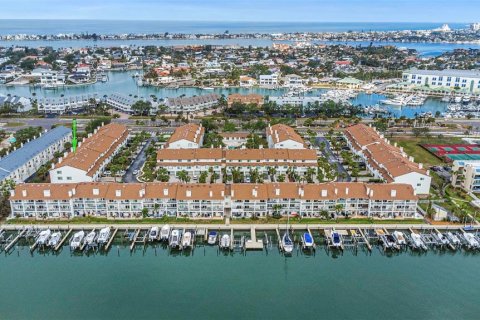 Adosado en alquiler en Saint Petersburg, Florida, 3 dormitorios, 147.25 m2 № 1819570 - foto 1