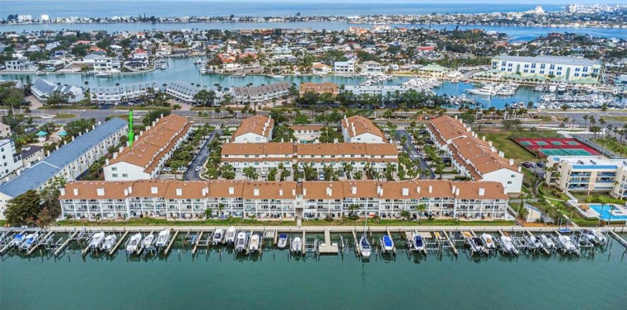 Adosado en Saint Petersburg, Florida 3 dormitorios, 147.25 m2 № 1819570