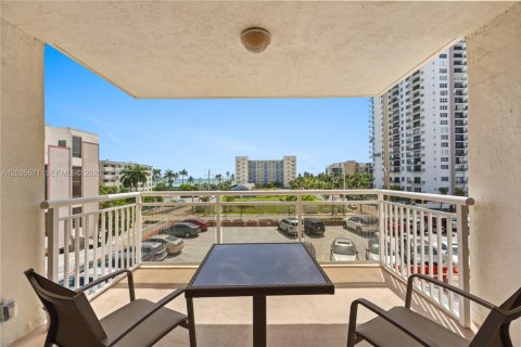 Copropriété à louer à Hollywood, Floride: 2 chambres, 113.15 m2 № 2068797 - photo 2