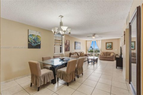 Copropriété à louer à Hollywood, Floride: 2 chambres, 113.15 m2 № 2068797 - photo 12
