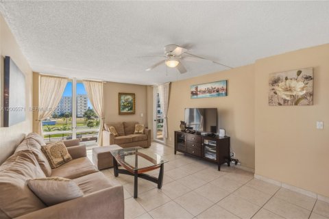 Copropriété à louer à Hollywood, Floride: 2 chambres, 113.15 m2 № 2068797 - photo 6