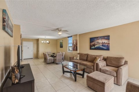 Copropriété à louer à Hollywood, Floride: 2 chambres, 113.15 m2 № 2068797 - photo 9