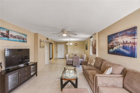 Copropriété à louer à Hollywood, Floride: 2 chambres, 113.15 m2 № 2068797 - photo 8
