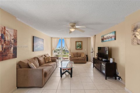Copropriété à louer à Hollywood, Floride: 2 chambres, 113.15 m2 № 2068797 - photo 4