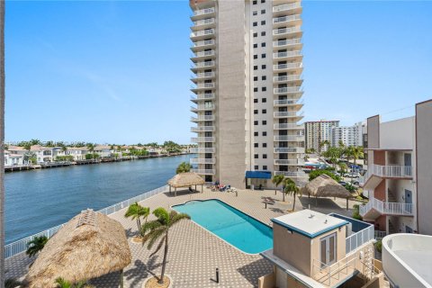 Copropriété à louer à Hollywood, Floride: 2 chambres, 113.15 m2 № 2068797 - photo 11