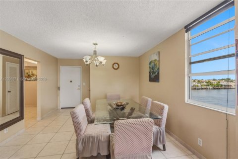 Copropriété à louer à Hollywood, Floride: 2 chambres, 113.15 m2 № 2068797 - photo 10