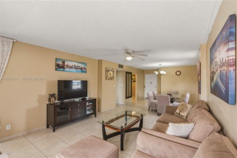 Copropriété à louer à Hollywood, Floride: 2 chambres, 113.15 m2 № 2068797 - photo 7