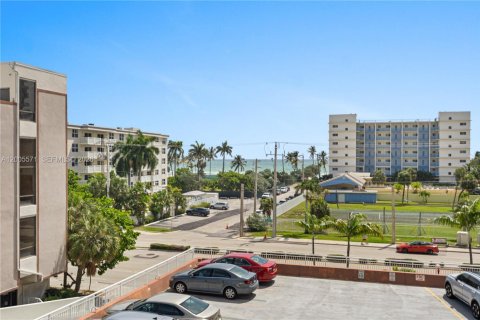 Copropriété à louer à Hollywood, Floride: 2 chambres, 113.15 m2 № 2068797 - photo 27