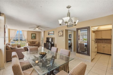 Copropriété à louer à Hollywood, Floride: 2 chambres, 113.15 m2 № 2068797 - photo 13