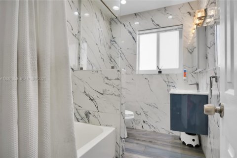 House in Miami Beach, Florida 4 bedrooms, 184.41 sq.m. № 2065366 - photo 7