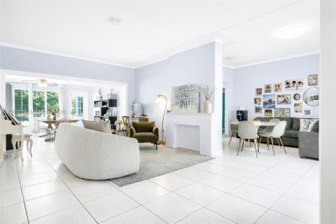 House in Miami Beach, Florida 4 bedrooms, 184.41 sq.m. № 2065366