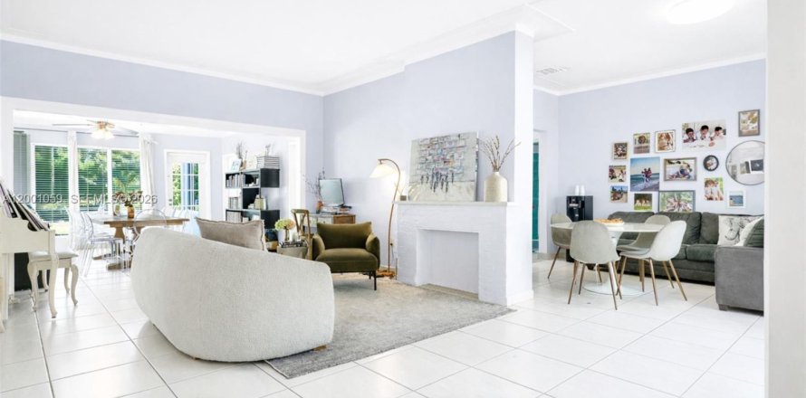 House in Miami Beach, Florida 4 bedrooms, 184.41 sq.m. № 2065366