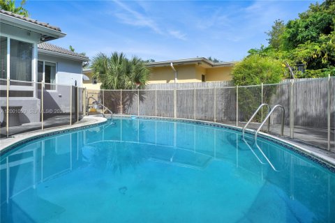 House in Miami Beach, Florida 4 bedrooms, 184.41 sq.m. № 2065366 - photo 15