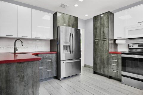 House in Miami Beach, Florida 4 bedrooms, 184.41 sq.m. № 2065366 - photo 3