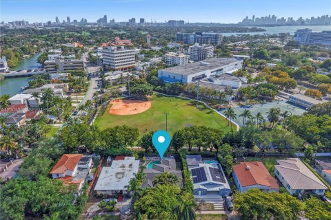 House in Miami Beach, Florida 4 bedrooms, 184.41 sq.m. № 2065366 - photo 11