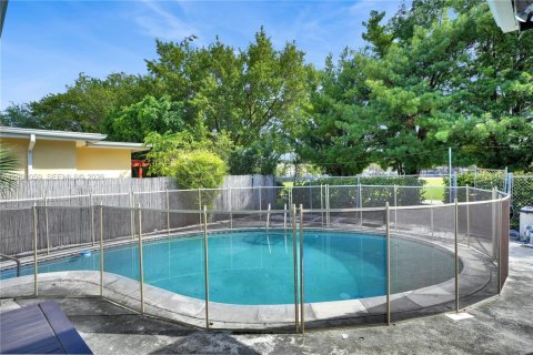 House in Miami Beach, Florida 4 bedrooms, 184.41 sq.m. № 2065366 - photo 14