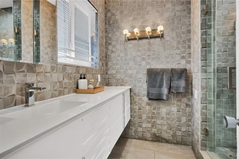 House in Miami Beach, Florida 4 bedrooms, 184.41 sq.m. № 2065366 - photo 10