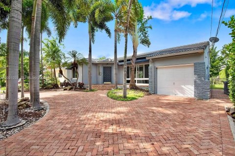 House in Miami Beach, Florida 4 bedrooms, 184.41 sq.m. № 2065366 - photo 12