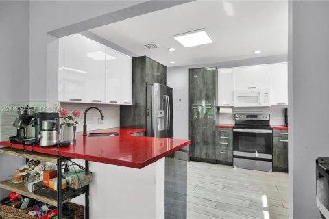 House in Miami Beach, Florida 4 bedrooms, 184.41 sq.m. № 2065366 - photo 4