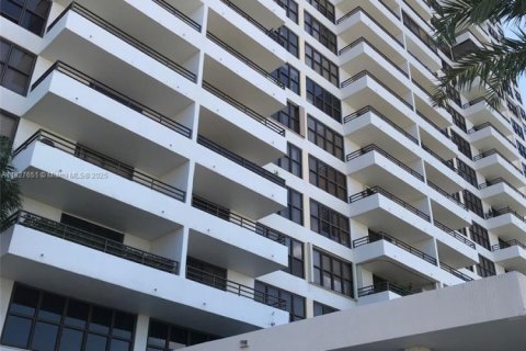 Condo in Hallandale Beach, Florida, 1 bedroom  № 1804191 - photo 1