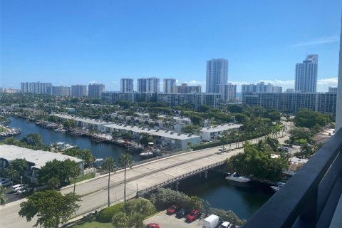 Condo in Hallandale Beach, Florida, 1 bedroom  № 1804191 - photo 17