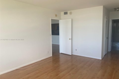 Condo in Hallandale Beach, Florida, 1 bedroom  № 1804191 - photo 13