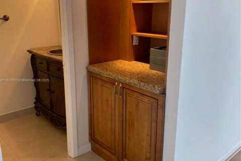 Condo in Hallandale Beach, Florida, 1 bedroom  № 1804191 - photo 11