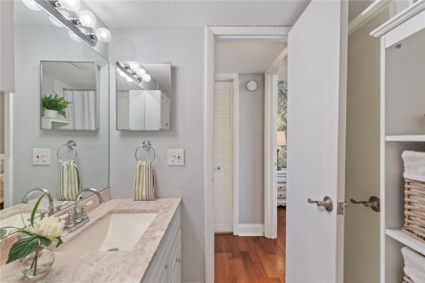 Condo in Tampa, Florida, 1 bedroom  № 2096227 - photo 11