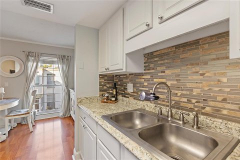 Condo in Tampa, Florida, 1 bedroom  № 2096227 - photo 9