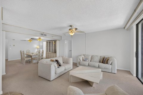 Condo in North Palm Beach, Florida, 2 bedrooms № 2171919 - photo 11