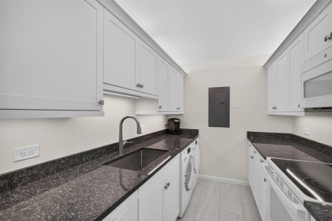 Condo in North Palm Beach, Florida, 2 bedrooms № 2171919 - photo 18