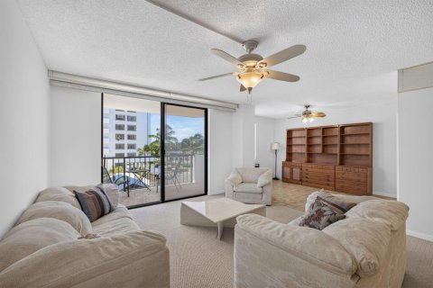 Condo in North Palm Beach, Florida, 2 bedrooms № 2171919 - photo 12