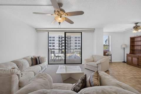 Condo in North Palm Beach, Florida, 2 bedrooms № 2171919 - photo 10