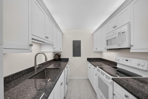Condo in North Palm Beach, Florida, 2 bedrooms № 2171919 - photo 4