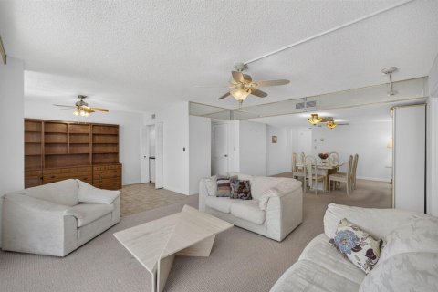 Condo in North Palm Beach, Florida, 2 bedrooms № 2171919 - photo 9