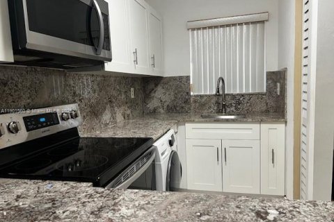 Copropriété à louer à Sweetwater, Floride: 2 chambres, 66.89 m2 № 2021117 - photo 3