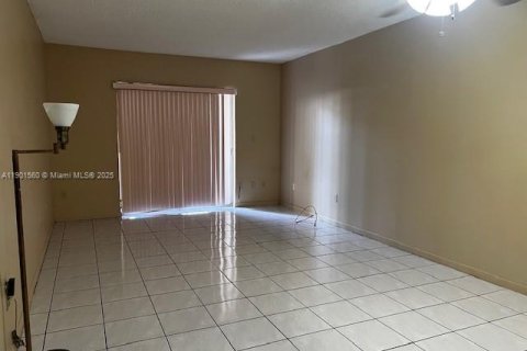 Copropriété à louer à Sweetwater, Floride: 2 chambres, 66.89 m2 № 2021117 - photo 5