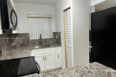 Copropriété à louer à Sweetwater, Floride: 2 chambres, 66.89 m2 № 2021117 - photo 4