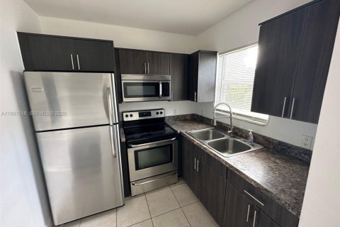 Casa en alquiler en Miami, Florida, 2 dormitorios, 88.26 m2 № 2059508 - foto 2