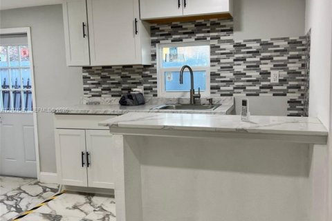 Villa ou maison à louer à Miami Gardens, Floride: 1 chambre, 65.03 m2 № 2406004 - photo 4