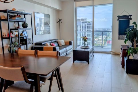 Condo in Miami, Florida, 2 bedrooms  № 1944132 - photo 1