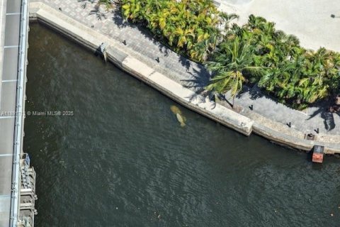 Condo in Miami, Florida, 2 bedrooms  № 1944132 - photo 16